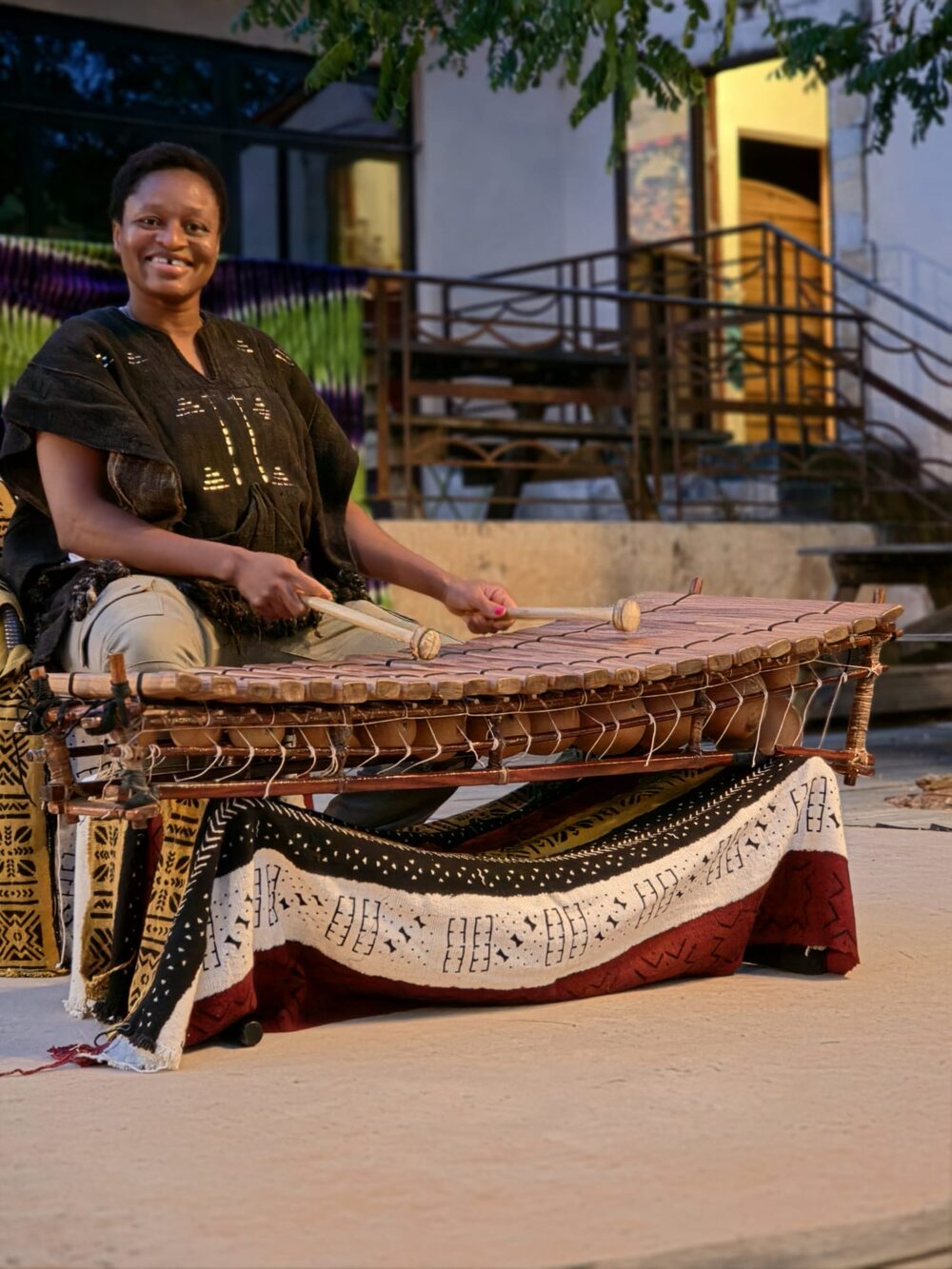 Salimata Diabaté au balafon lors d'une soirée contes