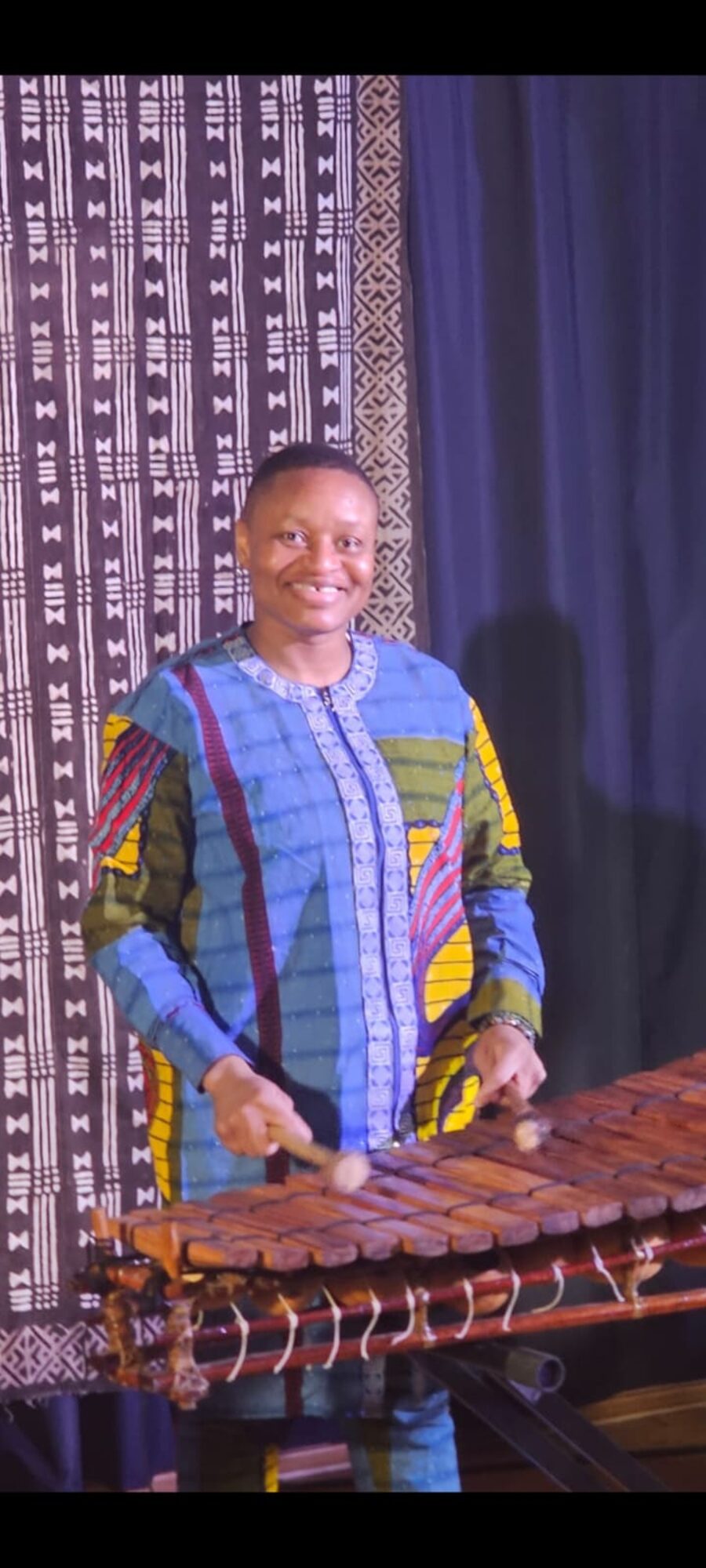 Salimata Diabaté jouant du balafon