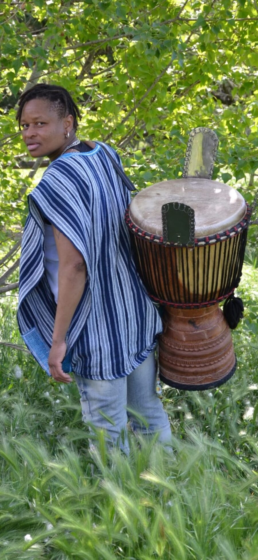 Salimata Diabaté portant un djembé